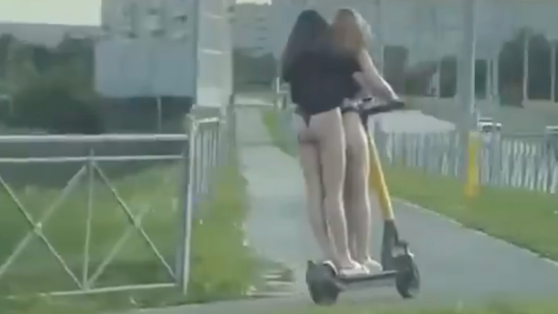 パンツ丸出しで電動キックボードに乗る女子大生