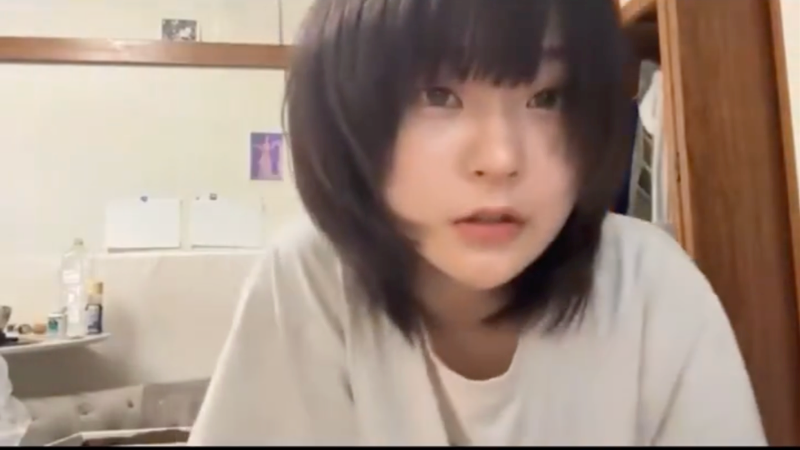 美少女がライブ配信で乳首ポロリ
