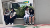 街中で手マンするカップル