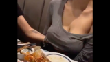飲みサーでおっぱいを揉まれる爆乳女子大生